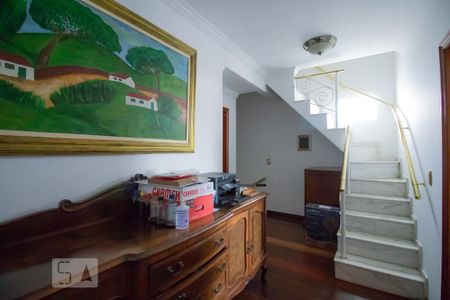 Casa à venda com 600m², 8 quartos e 4 vagas Casa à venda com 600m², 8 quartos e 4 vagasHall entre Quartos