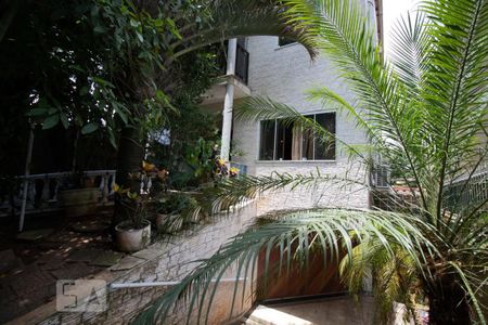 Casa à venda com 600m², 8 quartos e 4 vagas Casa à venda com 600m², 8 quartos e 4 vagasEntrada