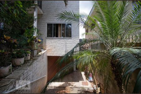 Casa à venda com 600m², 8 quartos e 4 vagas Casa à venda com 600m², 8 quartos e 4 vagasEntrada