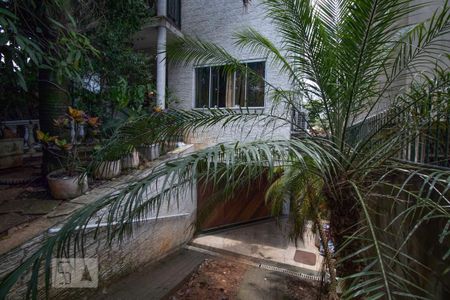 Casa à venda com 600m², 8 quartos e 4 vagas Casa à venda com 600m², 8 quartos e 4 vagasFachada