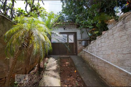 Casa à venda com 600m², 8 quartos e 4 vagas Casa à venda com 600m², 8 quartos e 4 vagasEntrada