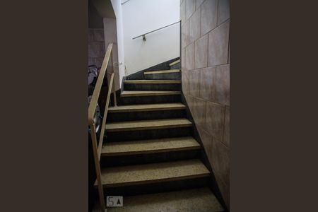 Casa à venda com 255m², 4 quartos e 3 vagas Casa à venda com 255m², 4 quartos e 3 vagasEscada 2