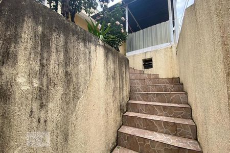 Casa à venda com 70m², 2 quartos e 1 vaga Casa à venda com 70m², 2 quartos e 1 vagaEscada