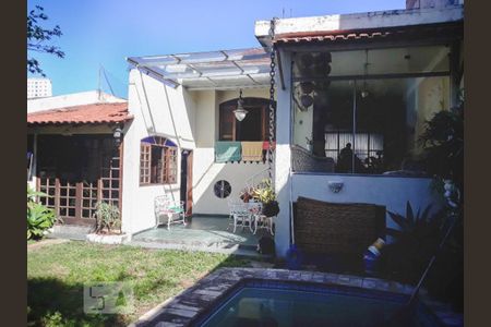 Casa à venda com 175m², 3 quartos e 3 vagas Casa à venda com 175m², 3 quartos e 3 vagasÁrea Externa