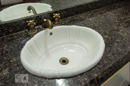 Casa à venda com 525m², 4 quartos e 8 vagasBanheiro Social 1 - Torneira