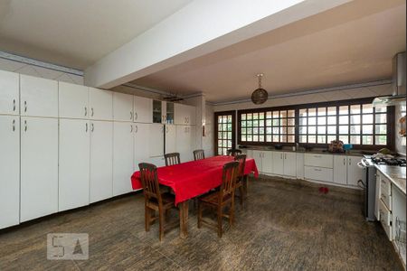 Casa à venda com 525m², 4 quartos e 8 vagasCozinha