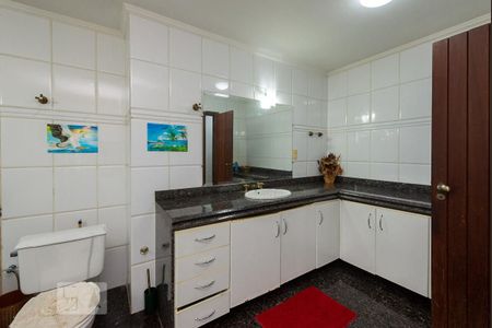 Casa à venda com 525m², 4 quartos e 8 vagasBanheiro Social 1