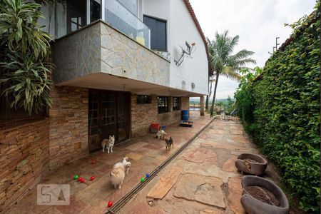 Casa à venda com 525m², 4 quartos e 8 vagasFachada Lateral