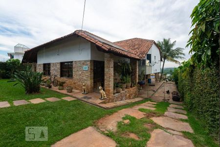 Casa à venda com 525m², 4 quartos e 8 vagasFachada e Garagem