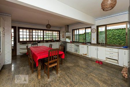 Casa à venda com 525m², 4 quartos e 8 vagasCozinha