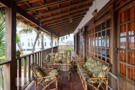 Casa à venda com 525m², 4 quartos e 8 vagasVaranda