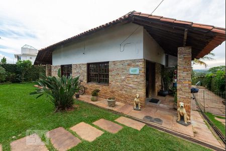 Casa à venda com 525m², 4 quartos e 8 vagasFachada e Jardim