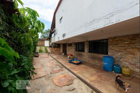 Casa à venda com 525m², 4 quartos e 8 vagasFachada Lateral