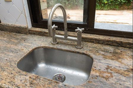 Casa à venda com 525m², 4 quartos e 8 vagasCozinha - Torneira