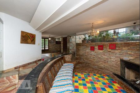 Casa à venda com 525m², 4 quartos e 8 vagasSala Lareira