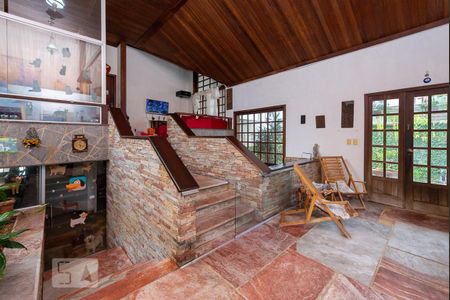 Casa à venda com 525m², 4 quartos e 8 vagasEscada