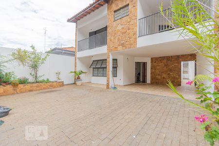 Casa à venda com 240m², 4 quartos e 5 vagas Casa à venda com 240m², 4 quartos e 5 vagasGaragem
