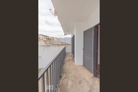 Casa à venda com 240m², 4 quartos e 5 vagas Casa à venda com 240m², 4 quartos e 5 vagasvaranda
