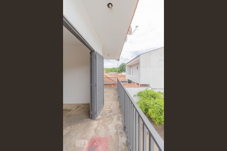 Casa à venda com 240m², 4 quartos e 5 vagas Casa à venda com 240m², 4 quartos e 5 vagasvaranda