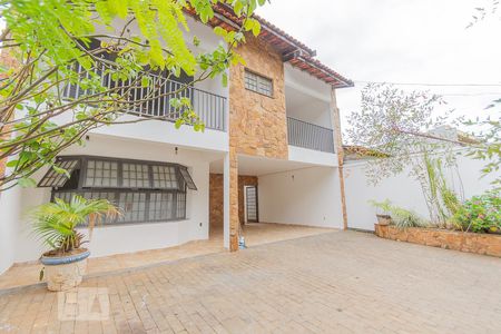 Casa à venda com 240m², 4 quartos e 5 vagas Casa à venda com 240m², 4 quartos e 5 vagasGaragem