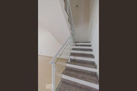 Casa à venda com 240m², 4 quartos e 5 vagas Casa à venda com 240m², 4 quartos e 5 vagasEscada