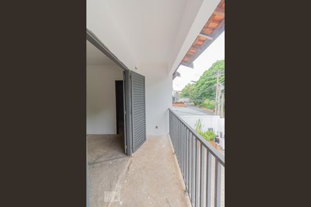 Casa à venda com 240m², 4 quartos e 5 vagas Casa à venda com 240m², 4 quartos e 5 vagasvaranda