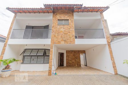 Casa à venda com 240m², 4 quartos e 5 vagas Casa à venda com 240m², 4 quartos e 5 vagasFachada