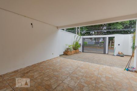 Casa à venda com 240m², 4 quartos e 5 vagas Casa à venda com 240m², 4 quartos e 5 vagasGaragem