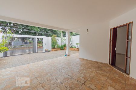 Casa à venda com 240m², 4 quartos e 5 vagas Casa à venda com 240m², 4 quartos e 5 vagasGaragem