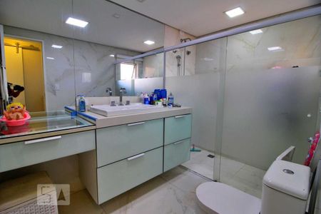 Apartamento à venda com 225m², 5 quartos e 2 vagasBanheiro da Suíte 1