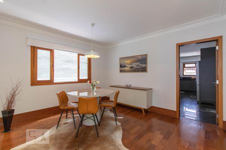 Casa à venda com 500m², 3 quartos e 6 vagas Casa à venda com 500m², 3 quartos e 6 vagasSala de Jantar