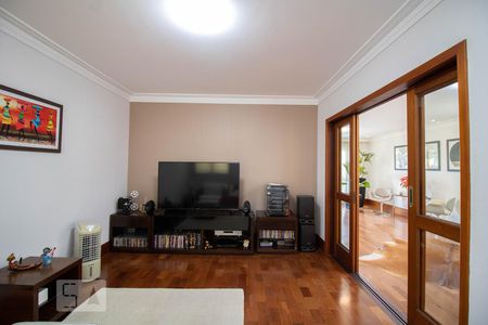 Casa à venda com 500m², 3 quartos e 6 vagas Casa à venda com 500m², 3 quartos e 6 vagasSala de TV