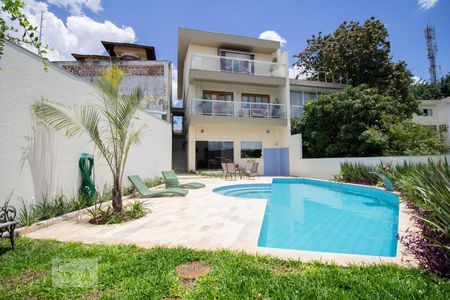 Casa à venda com 500m², 3 quartos e 6 vagas Casa à venda com 500m², 3 quartos e 6 vagasPiscina