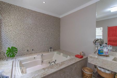 Casa à venda com 500m², 3 quartos e 6 vagas Casa à venda com 500m², 3 quartos e 6 vagasBanheiro da Suíte