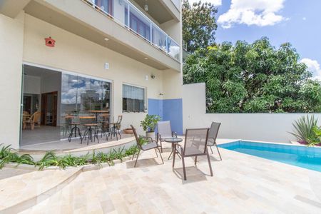 Casa à venda com 500m², 3 quartos e 6 vagas Casa à venda com 500m², 3 quartos e 6 vagasPiscina