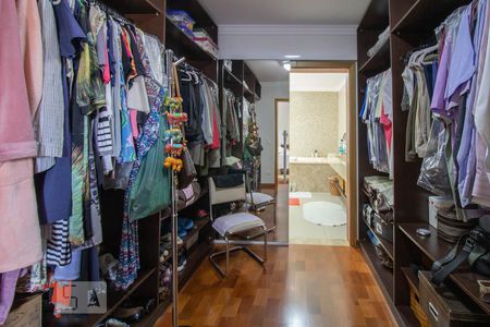 Casa à venda com 500m², 3 quartos e 6 vagas Casa à venda com 500m², 3 quartos e 6 vagasCloset da Suíte