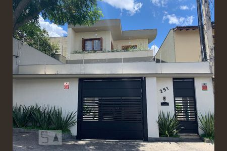 Casa à venda com 500m², 3 quartos e 6 vagas Casa à venda com 500m², 3 quartos e 6 vagasFachada