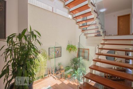 Casa à venda com 500m², 3 quartos e 6 vagas Casa à venda com 500m², 3 quartos e 6 vagasEscada