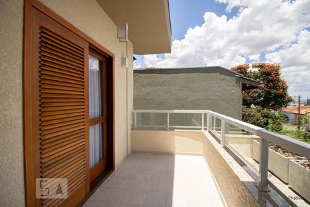 Casa à venda com 500m², 3 quartos e 6 vagas Casa à venda com 500m², 3 quartos e 6 vagasSacada do Quarto 2