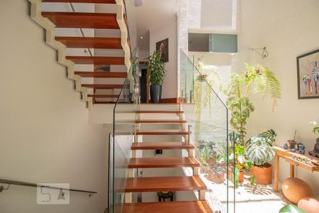 Casa à venda com 500m², 3 quartos e 6 vagas Casa à venda com 500m², 3 quartos e 6 vagasEscada