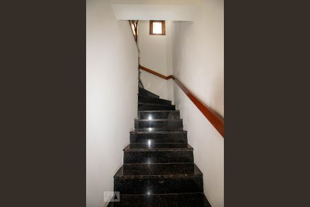 Casa à venda com 186m², 3 quartos e 4 vagasEscadas - Garagem