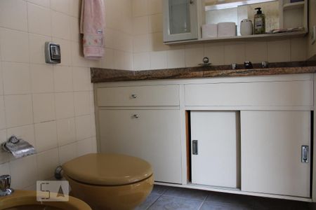 Casa para alugar com 230m², 3 quartos e 2 vagasBanheiro suíte