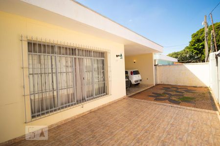 Casa à venda com 193m², 4 quartos e 5 vagas Casa à venda com 193m², 4 quartos e 5 vagasFachada