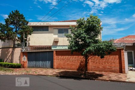 Casa para alugar com 209m², 3 quartos e 3 vagas Casa para alugar com 209m², 3 quartos e 3 vagasFachada