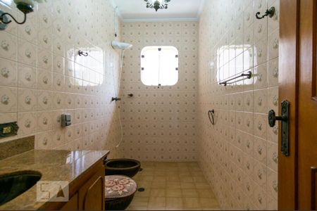 Casa à venda com 458m², 4 quartos e 8 vagas Casa à venda com 458m², 4 quartos e 8 vagasBanheiro da Suíte 1