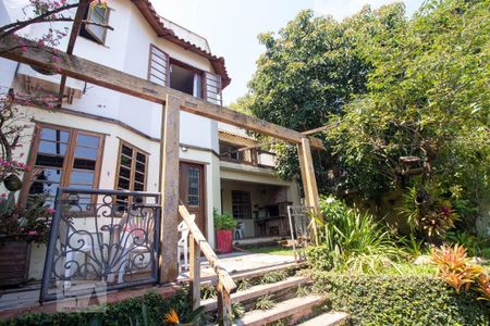 Casa à venda com 380m², 3 quartos e 2 vagas Casa à venda com 380m², 3 quartos e 2 vagasFachada