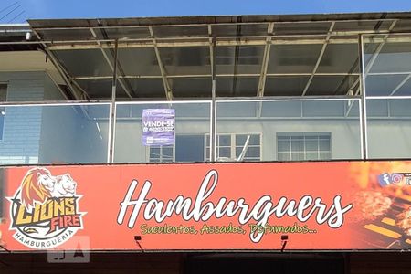 Casa à venda com 300m², 4 quartos e 1 vaga Casa à venda com 300m², 4 quartos e 1 vagaFachada com Placa