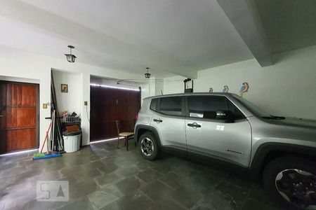 Casa à venda com 260m², 4 quartos e 5 vagas Casa à venda com 260m², 4 quartos e 5 vagasGaragem
