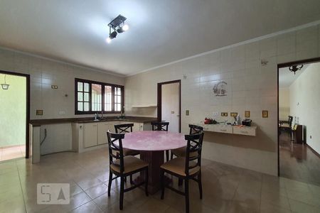 Casa à venda com 260m², 4 quartos e 5 vagas Casa à venda com 260m², 4 quartos e 5 vagasCozinha