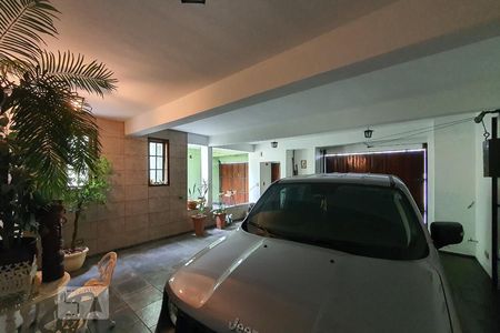 Casa à venda com 260m², 4 quartos e 5 vagas Casa à venda com 260m², 4 quartos e 5 vagasGaragem